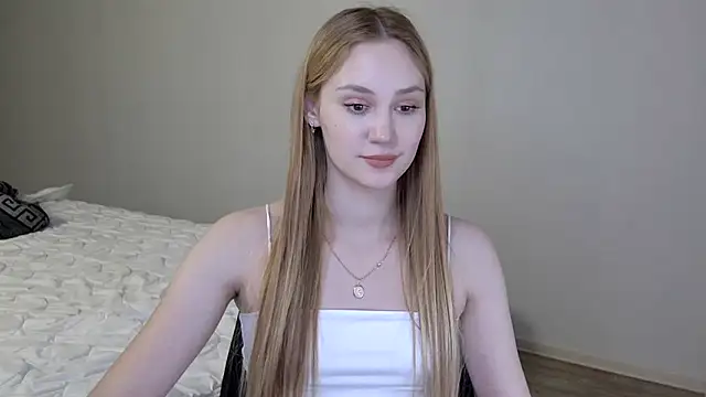 Snapshot of Layla001 chatting on 01/15/25, 09:13 Layla001 online show from 01/15/25, 09:13