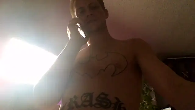 Snapshot of trash4cash chatting on 11/08/25, 04:12 trash4cash online show from 11/08/25, 04:12