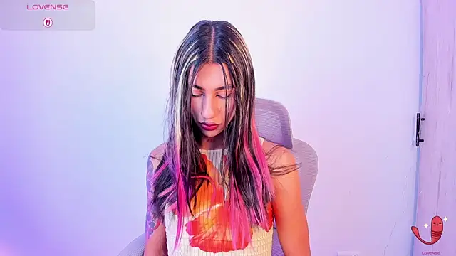Snapshot of sofiaa_grey_ chatting on 11/16/25, 01:06 sofiaa grey online show from 11/16/25, 01:06