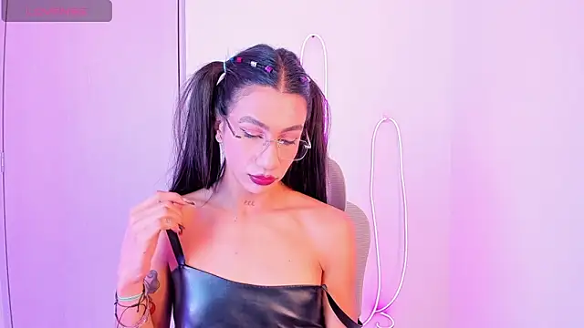Snapshot of sofiaa_grey_ chatting on 12/19/25, 02:46 sofiaa grey online show from 12/19/25, 02:46