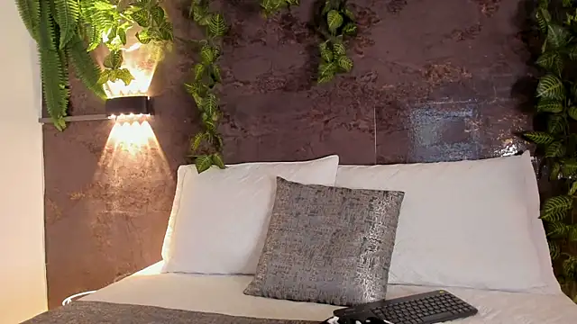 emily hunter12 online show from 04/11/26, 12:53