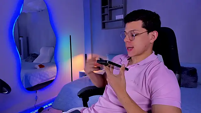 Snapshot of MarcoSullivan chatting on 12/17/25, 01:39 MarcoSullivan online show from 12/17/25, 01:39