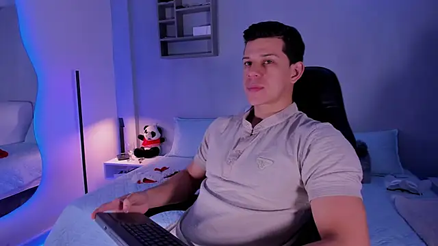 Snapshot of MarcoSullivan chatting on 12/18/25, 02:01 MarcoSullivan online show from 12/18/25, 02:01