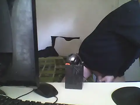 Snapshot of oopsxx chatting on 02/17/25, 02:37 oopsxx online show from 02/17/25, 02:37