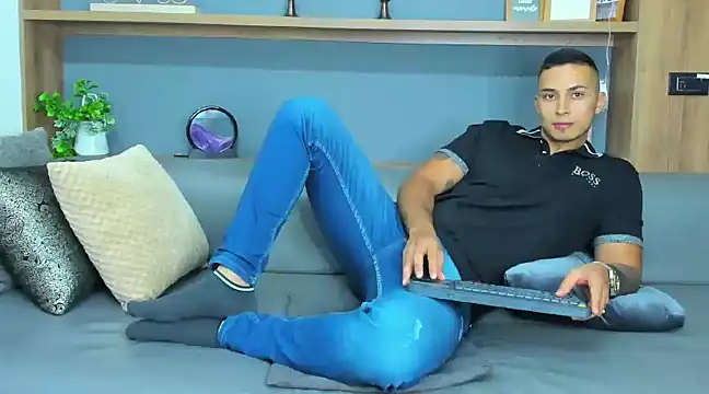 Snapshot of Juan_muscle chatting on 02/13/25, 02:01 Juan muscle online show from 02/13/25, 02:01