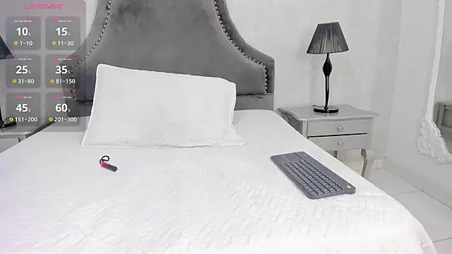 Snapshot of LaurenSnow chatting on 12/02/25, 03:51 LaurenSnow online show from 12/02/25, 03:51