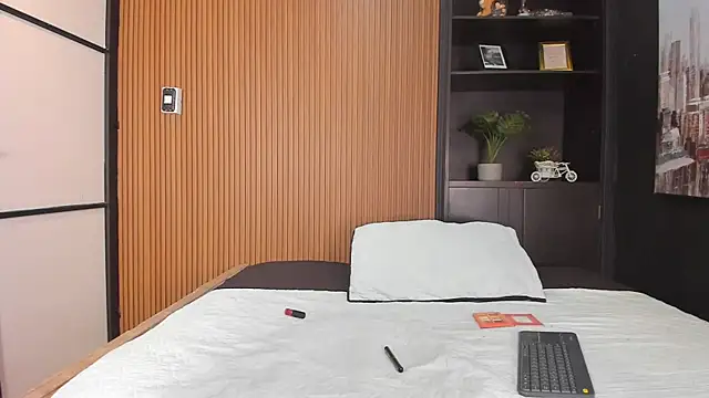 Snapshot of LaurenSnow chatting on 12/16/25, 02:22 LaurenSnow online show from 12/16/25, 02:22