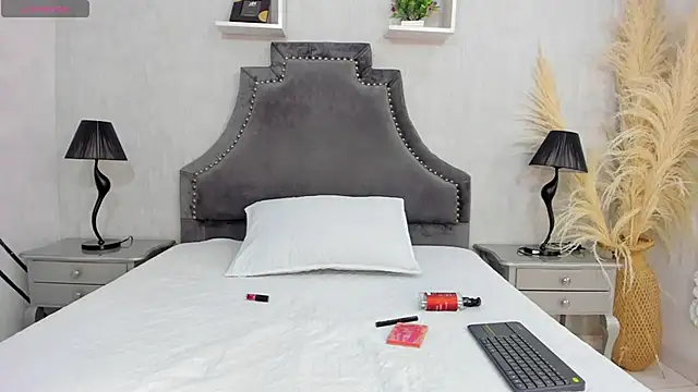 Snapshot of LaurenSnow chatting on 12/18/25, 03:07 LaurenSnow online show from 12/18/25, 03:07