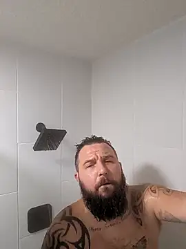 Snapshot of beardedbeasty86 chatting on 10/15/25, 10:59 beardedbeasty86 online show from 10/15/25, 10:59