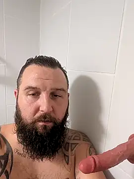 Snapshot of beardedbeasty86 chatting on 10/25/25, 04:42 beardedbeasty86 online show from 10/25/25, 04:42