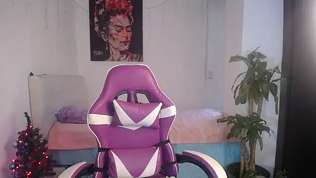 Snapshot of esmeraldaa230 chatting on 12/17/25, 10:05 esmeraldaa230 online show from 12/17/25, 10:05