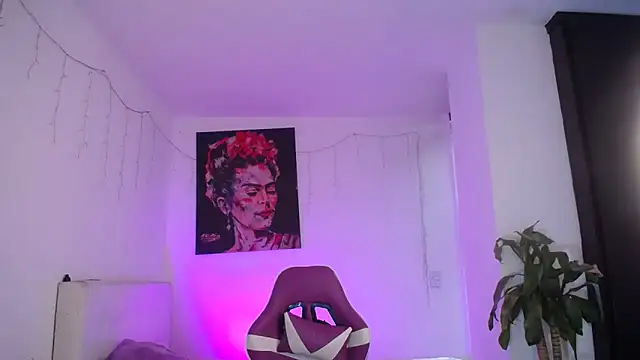 Snapshot of esmeraldaa230 chatting on 12/19/25, 08:27 esmeraldaa230 online show from 12/19/25, 08:27