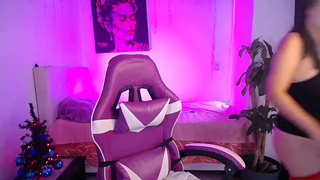 Snapshot of esmeraldaa230 chatting on 12/20/25, 07:54 esmeraldaa230 online show from 12/20/25, 07:54