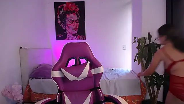 Snapshot of esmeraldaa230 chatting on 02/14/26, 07:21 esmeraldaa230 online show from 02/14/26, 07:21