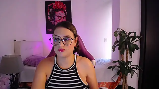 Snapshot of esmeraldaa230 chatting on 02/18/26, 07:32 esmeraldaa230 online show from 02/18/26, 07:32