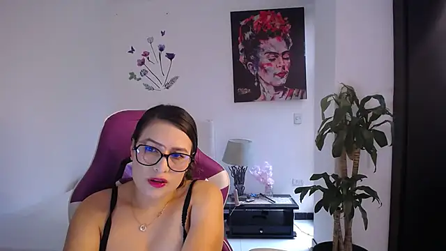 Snapshot of esmeraldaa230 chatting on 02/21/26, 06:53 esmeraldaa230 online show from 02/21/26, 06:53