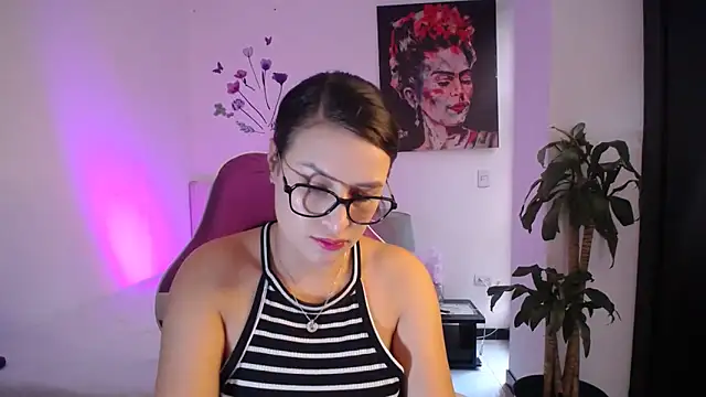 Snapshot of esmeraldaa230 chatting on 02/26/26, 09:03 esmeraldaa230 online show from 02/26/26, 09:03