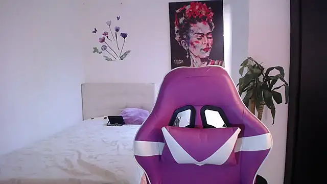 Snapshot of esmeraldaa230 chatting on 03/03/26, 06:58 esmeraldaa230 online show from 03/03/26, 06:58