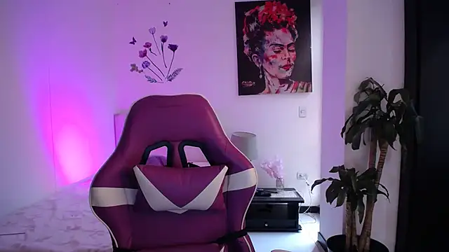 Snapshot of esmeraldaa230 chatting on 03/05/26, 07:43 esmeraldaa230 online show from 03/05/26, 07:43