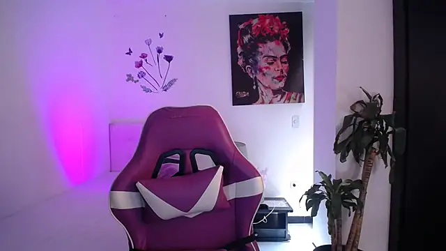 Snapshot of esmeraldaa230 chatting on 03/31/26, 06:41 esmeraldaa230 online show from 03/31/26, 06:41