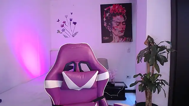 Snapshot of esmeraldaa230 chatting on 04/02/26, 04:48 esmeraldaa230 online show from 04/02/26, 04:48