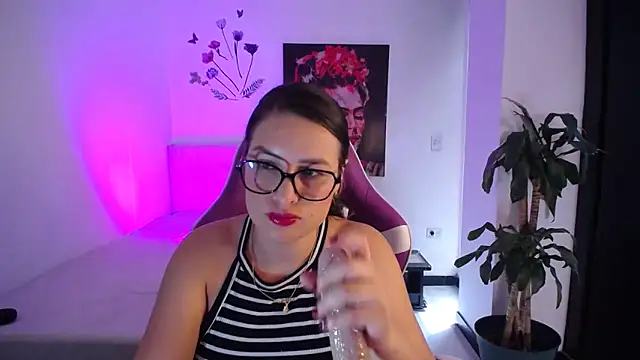 Snapshot of esmeraldaa230 chatting on 04/12/26, 07:41 esmeraldaa230 online show from 04/12/26, 07:41