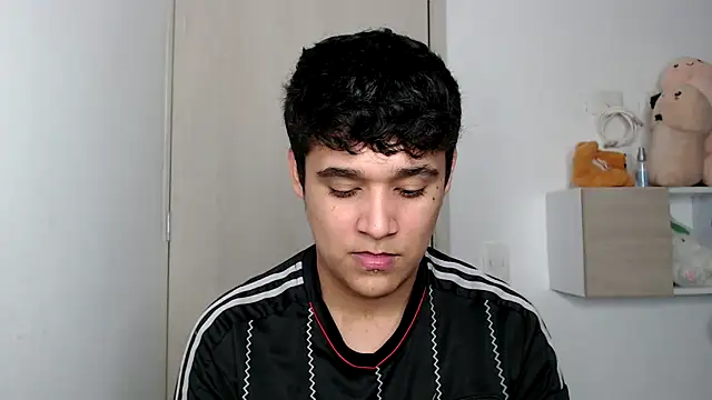 Snapshot of kaiine190 chatting on 10/21/25, 10:27 kaiine190 online show from 10/21/25, 10:27