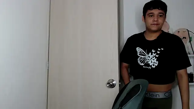 Snapshot of kaiine190 chatting on 10/24/25, 11:06 kaiine190 online show from 10/24/25, 11:06