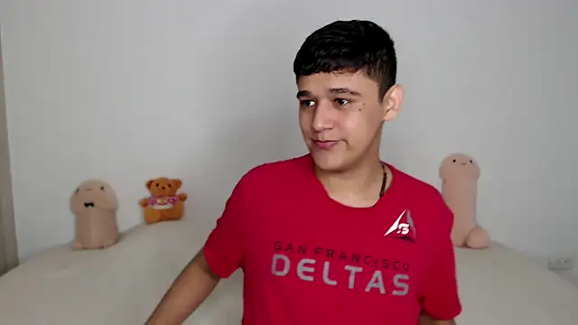 Snapshot of kaiine190 chatting on 11/25/25, 10:37 kaiine190 online show from 11/25/25, 10:37