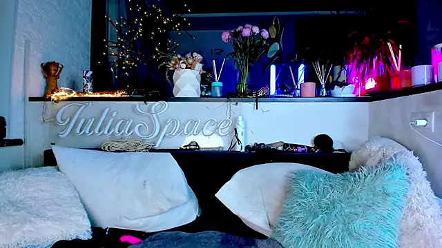  JuliaSpace  online show from 01/30/25, 10:51