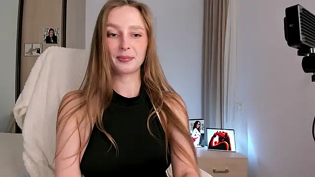 CharlotteWells online show from 11/11/25, 03:01