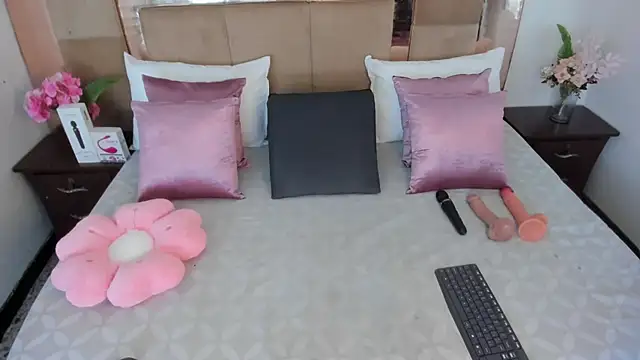 Snapshot of LizBrook chatting on 03/14/26, 07:30 LizBrook online show from 03/14/26, 07:30