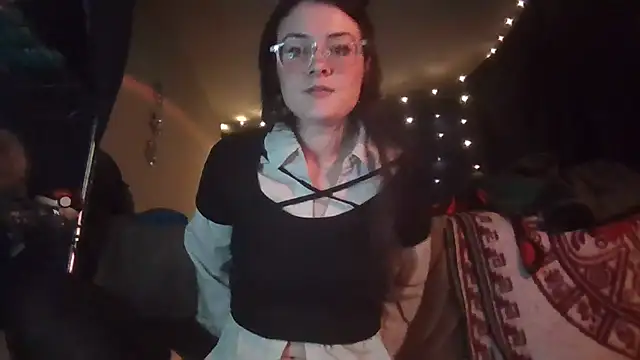 Snapshot of EyaDivine1 chatting on 02/02/25, 09:13 EyaDivine1 online show from 02/02/25, 09:13