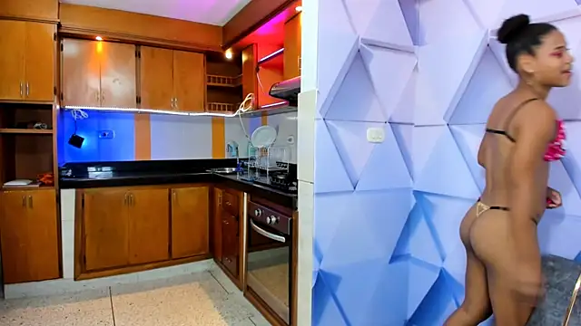 Snapshot of royalgirls_x chatting on 01/16/25, 09:30 royalgirls x online show from 01/16/25, 09:30