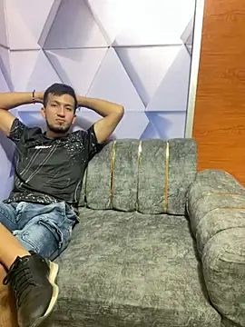 Snapshot of royalgirls_x chatting on 02/18/25, 01:21 royalgirls x online show from 02/18/25, 01:21