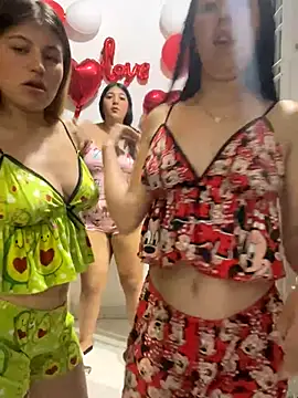 Snapshot of royalgirls_x chatting on 09/23/25, 02:03 royalgirls x online show from 09/23/25, 02:03