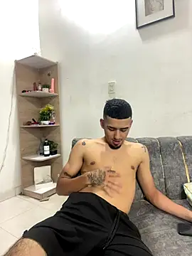 Snapshot of royalgirls_x chatting on 10/11/25, 11:36 royalgirls x online show from 10/11/25, 11:36