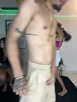 Snapshot of royalgirls_x chatting on 11/16/25, 01:11 royalgirls x online show from 11/16/25, 01:11