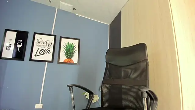 Snapshot of PaulinaDuarte chatting on 04/23/26, 11:20 PaulinaDuarte online show from 04/23/26, 11:20
