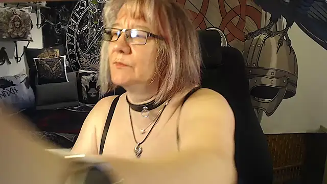 Snapshot of TittenMichelle chatting on 05/17/26, 04:10 TittenMichelle online show from 05/17/26, 04:10