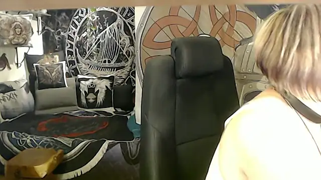 Snapshot of TittenMichelle chatting on 05/21/26, 06:48 TittenMichelle online show from 05/21/26, 06:48