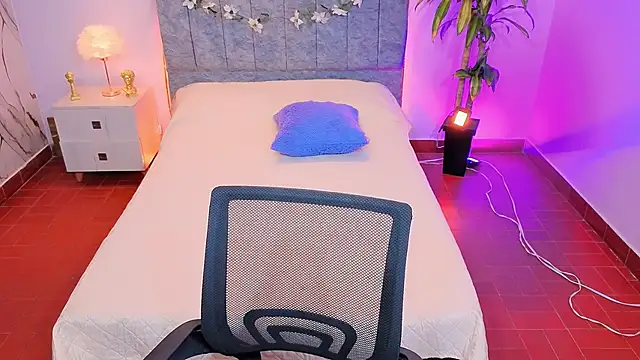 Lana stone  online show from 01/13/26, 03:23