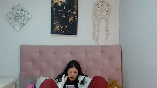 Snapshot of Emma-Wilson chatting on 03/18/25, 06:15 Emma-Wilson online show from 03/18/25, 06:15