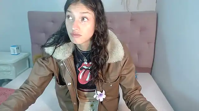 Snapshot of Emma-Wilson chatting on 03/20/25, 04:31 Emma-Wilson online show from 03/20/25, 04:31