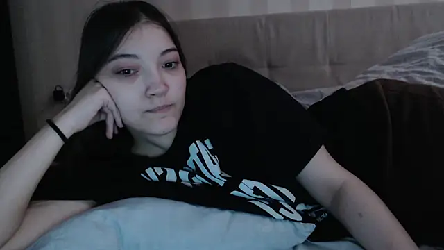 Snapshot of AlisaDevis chatting on 12/14/25, 07:03 AlisaDevis online show from 12/14/25, 07:03