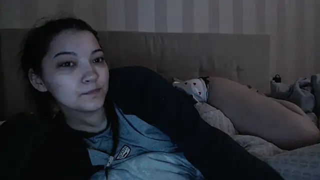 Snapshot of AlisaDevis chatting on 06/27/26, 05:56 AlisaDevis online show from 06/27/26, 05:56