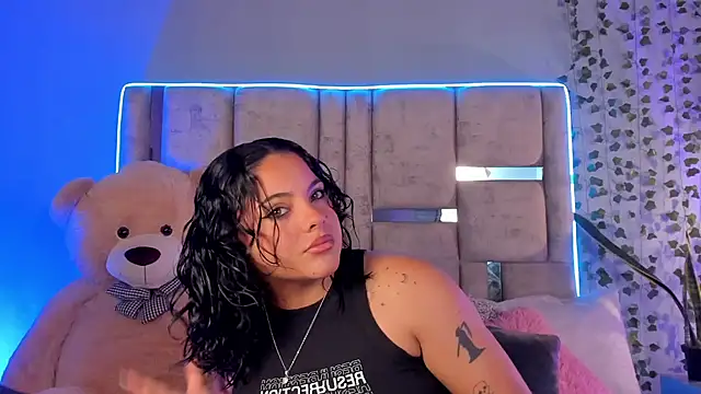 lunamartiinez online show from 02/04/25, 08:49