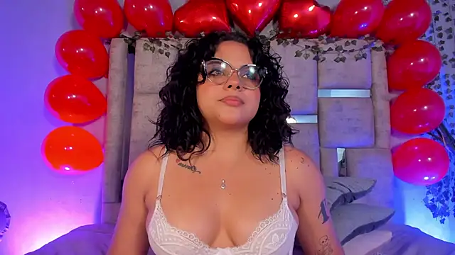 lunamartiinez online show from 02/15/25, 02:04