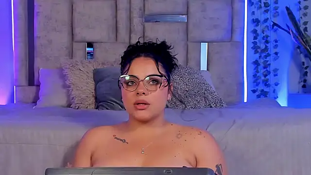 lunamartiinez online show from 02/15/25, 10:31