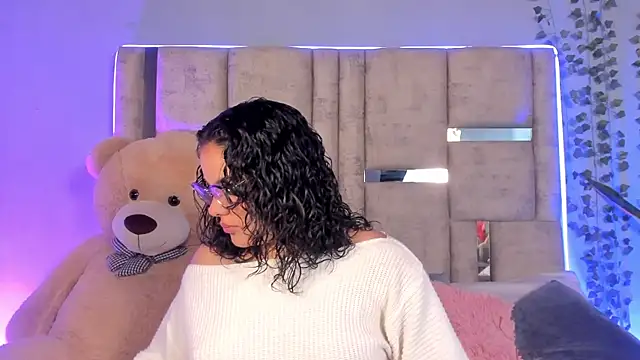 lunamartiinez online show from 02/18/25, 08:03